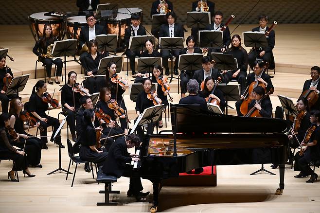 정명훈 클래식부산 예술감독과 피아니스트 조성진, 아시아필하모닉오케스트라(APO)의 ‘황제’ [클래식부산 제공]