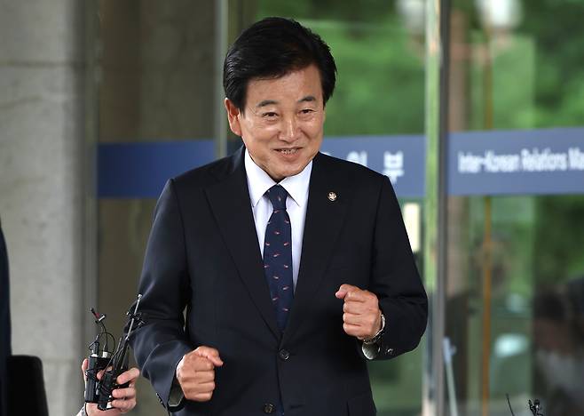 정동영 통일부 장관 후보자가 24일 서울 종로구 남북관계관리단에 마련된 인사청문회 준비사무실로 들어서고 있다. [연합]