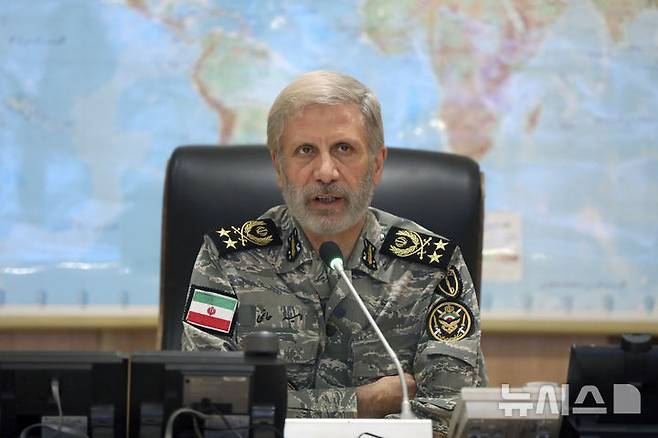 [테헤란=AP/뉴시스] 아미르 하타미 이란 육군 총사령관이 23일(현지 시간) 이란 내 줄피카르 중앙사령부에서 육군 주요 지휘관들과 화상 통화를 하고 있다. 하타미 사령관은 이 자리에서 시온주의자(이스라엘)에게 타격을 가하겠다고 밝혔다. 2025.06.24.