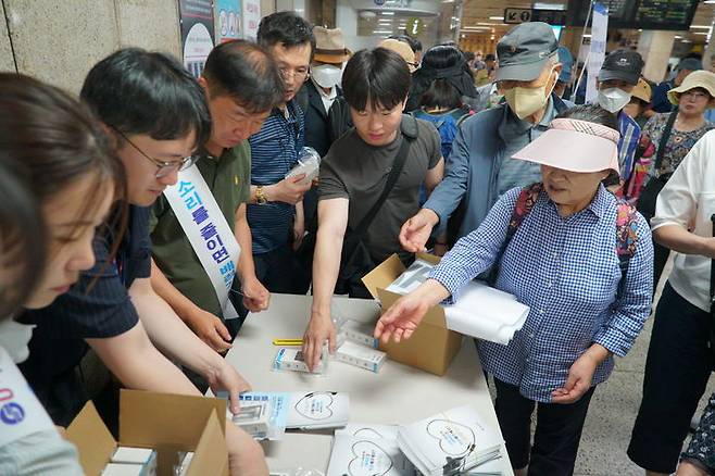 [서울=뉴시스] 이어폰을 받아가는 시민들. 2025.06.24 (사진 제공=서울시) photo@newsis.com *재판매 및 DB 금지