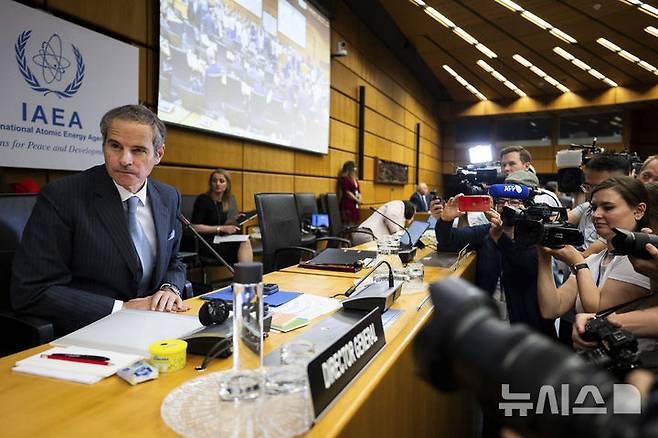 [빈(오스트리아)=AP/뉴시스]라파엘 그로시 국제원자력기구(IAEA) 사무총장이 2023년 11월22일 오스트리아 빈에서 열린 IAEA 이사회에 참석한 모습. 그는  미국이 정교한 벙커버스터 폭탄으로 이란을 공습한 뒤 "포르도의 이란 지하 핵 시설에 매우 큰 피해가 예상된다"고  6월 23일 밝혔다. 2025.06.24.