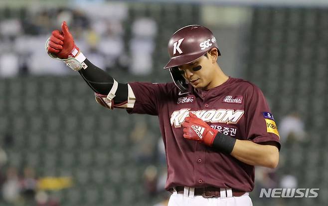 [서울=뉴시스] 김선웅 기자 = 2023년 5월10일 서울 송파구 잠실야구장에서 열린 2023 KBO리그 키움 히어로즈와 LG 트윈스의 경기, 6회초 키움 이정후가 안타를 날린 후 세레머니를 하고 있다. 2023.05.10. mangusta@newsis.com