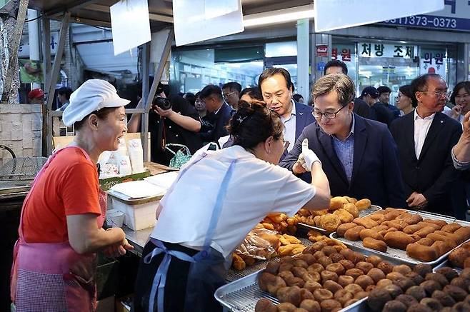 [수원=뉴시스] 김동연 경기도지사가 21일 오산 오색시장에서 장을 보고 있다. (사진=경기도 제공) 2025.06.21. photo@newsis.com *재판매 및 DB 금지