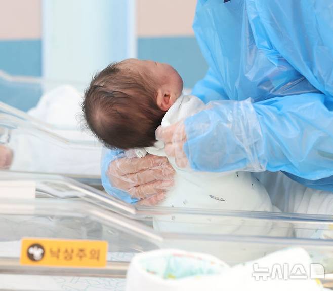 [고양=뉴시스] 전진환 기자 = 28일 경기도 고양시 CHA의과학대학교 일산차병원 신생아실에서 간호사가 신생아들을 돌보고 있다. 있다. 2025.05.28.  amin2@newsis.com