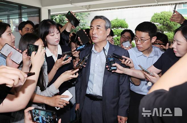 [서울=뉴시스] 이영환 기자 = 김건희 여사 의혹을 수사하는 민중기 특별검사가 24일 오전 서울 서초구의 사무실로 출근하며 취재진의 질문에 답하고 있다. 2025.06.24. 20hwan@newsis.com