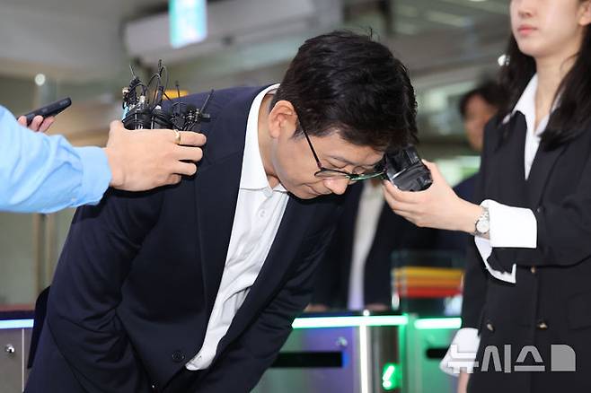 [서울=뉴시스] 권창회 기자 = 배경훈 과학기술정보통신부 장관 후보자가 24일 오전 서울 종로구 광화문 우체국에 마련된 인사청문회 준비 집무실로 출근하며 인사하고 있다. 2025.06.24. kch0523@newsis.com