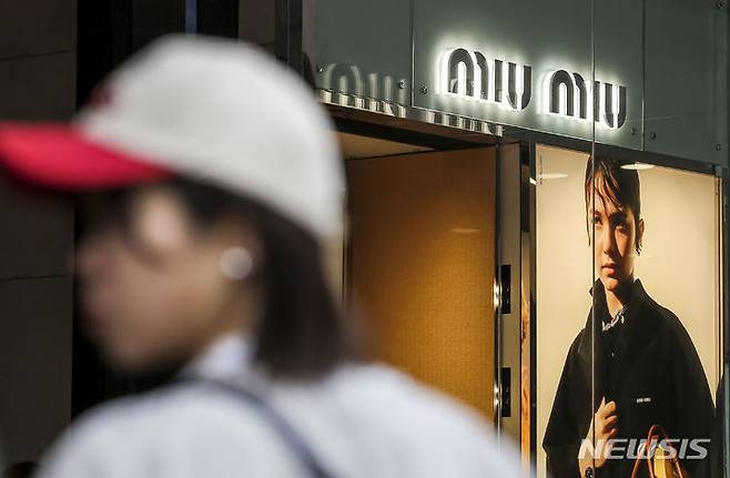 [서울=뉴시스] 정병혁 기자 = 7일 서울시내 백화점 미우미우 광고판 앞에서 시민들이 이동하고 있다. 2024.05.07. jhope@newsis.com