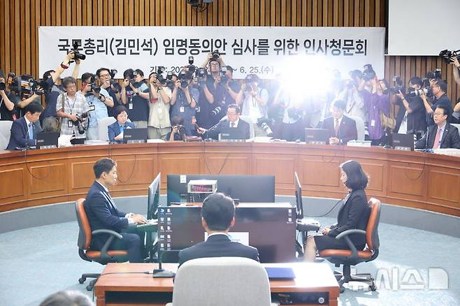 [서울=뉴시스] 김금보 기자 = 이종배 국회 김민석 국무총리 후보자 인사청문특별위원장이 24일 서울 여의도 국회에서 열린 김민석 국무총리 인사청문회에서 의사봉을 두드리고 있다. 2025.06.24. kgb@newsis.com