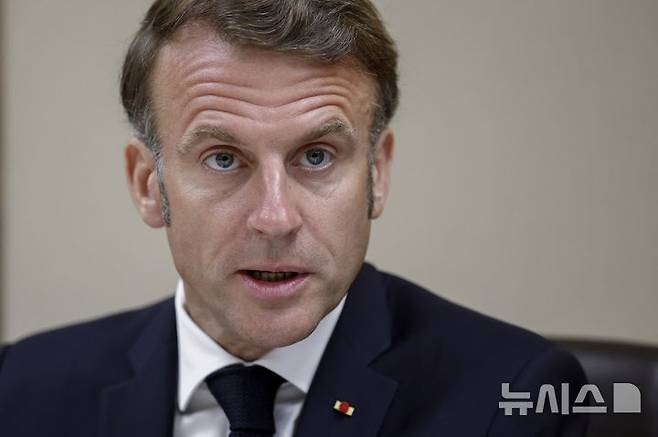 [파리=AP/뉴시스] 에마뉘엘 마크롱 프랑스 대통령은 23일 이란이 핵무기를 갖는 것은 원하지 않지만 미국이 주말 이란 핵시설을 공습한 것은 국제법 위반이라고 비판했다. 사진은 마크롱 대통령이 22일 프랑스 파리 엘리제궁에서 이스라엘-이란 위기 관련 국가 안보 회의에 참석하고 있는 모습. 2025.06.24.