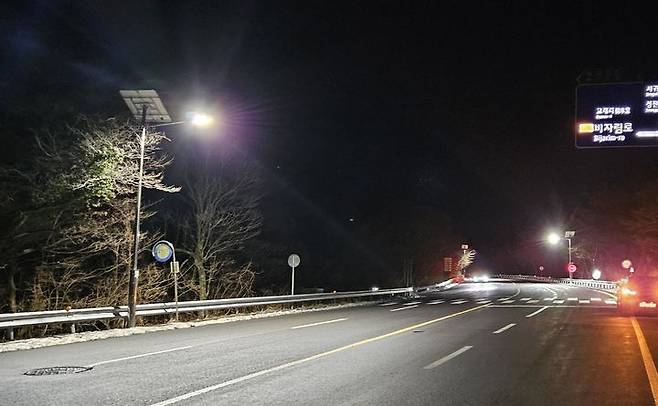 [제주=뉴시스] 제주시 5·16도로 입구에 설치한 태양광 가로등. (사진=제주도 제공) photo@newsis.com *재판매 및 DB 금지