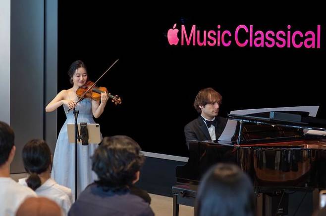 [서울=뉴시스] 지난 23일 바이올리니스트 김봄소리가 애플 명동스토에서 '투데이 앳 애플(Today at Apple) 세션에서 '퍼포먼스: 김봄소리'를 개최했다. (사진=애플 제공) 2025.06.24. photo@newsis.com *재판매 및 DB 금지