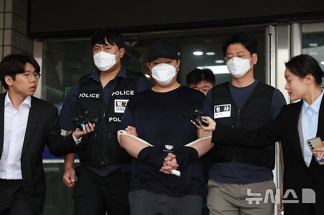 [서울=뉴시스] 김명년 기자 = 서울 강북구 미아동 마트에서 흉기를 휘둘러 1명을 살해하고 1명을 다치게 한 김성진(33·남)이 1일 오전 서울 강북경찰서에서 검찰로 송치되고 있다. 2025.05.01. kmn@newsis.com