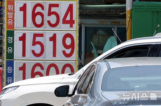 [서울=뉴시스] 배훈식 기자 = 미국의 이란 핵 시설 공습 소식이 전해진 22일 오후 서울 중구의 한 주유소에서 시민들이 차량에 기름을 넣고 있다. 이날 1652.55원(오피넷 기준)을 기록한 전국 평균 휘발유 가격은 미국의 이번 이란 공습 영향을 받을 국제유가에 따라 상승할 것이 염려되고 있다. 2025.06.22. dahora83@newsis.com