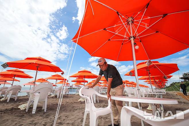 [제주=뉴시스] 우장호 기자 = 제주도 내 해수욕장 조기 개장을 닷새 앞둔 19일 오후 제주시 이호해수욕장에서 피서객을 위한 파라솔 설치 작업이 한창이다. 올해 조기 개장하는 도내 해수욕장은 함덕·이호·협재·금능·월정·곽지를 비롯해 삼양·김녕·화순·표선 등 총 10곳(24일)이며, 신양과 중문 해수욕장은 26일과 30일 각각 개장한다. 2025.06.19. woo1223@newsis.com