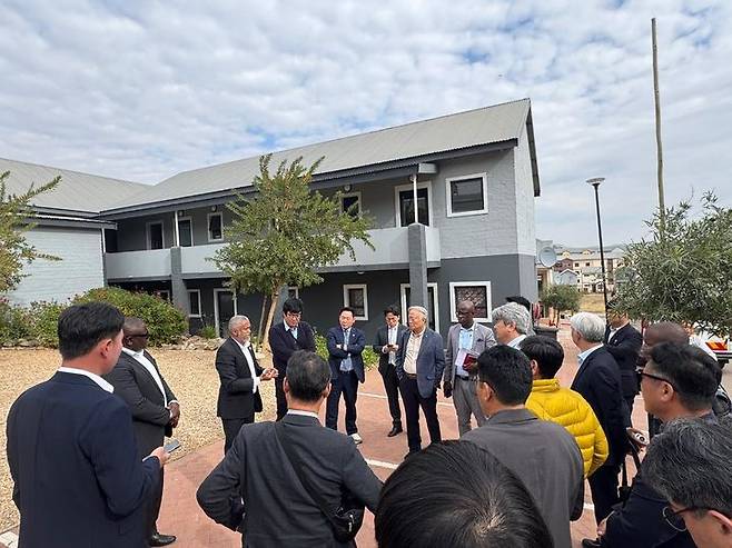 [제주=뉴시스] 5월29일부터 6월7일까지 아프리카 나미비아를 방문한 제주도 시찰단이 현지에서 대규모 주택단지 건설현장을 둘러보고 있다. (사진=제주도 제공) 2025.06.24. photo@newsis.com *재판매 및 DB 금지