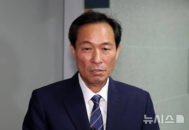 [서울=뉴시스] 고승민 기자 = 우상호 대통령실 정무수석이 24일 서울 여의도 국회 의원회관에서 송미령 농림축산식품부 장관 유임 관련 더불어민주당 농해수위 위원들과 면담을 하기 전 취재진 질문에 답하고 있다. 2025.06.24. kkssmm99@newsis.com