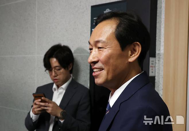 [서울=뉴시스] 고승민 기자 = 우상호 대통령실 정무수석이 24일 서울 여의도 국회 의원회관에서 송미령 농림축산식품부 장관 유임 관련 더불어민주당 농해수위 위원들과 면담을 하기 전 취재진 질문에 답하고 있다. 2025.06.24. kkssmm99@newsis.com