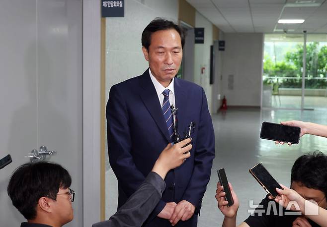 [서울=뉴시스] 고승민 기자 = 우상호 대통령실 정무수석이 24일 서울 여의도 국회 의원회관에서 송미령 농림축산식품부 장관 유임 관련 더불어민주당 농해수위 위원들과 면담을 하기 전 취재진 질문에 답하고 있다. 2025.06.24. kkssmm99@newsis.com