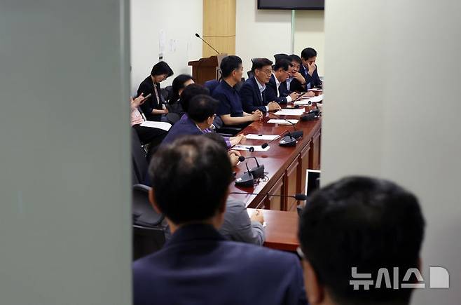 [서울=뉴시스] 고승민 기자 = 우상호 대통령실 정무수석이 24일 서울 여의도 국회 의원회관에서 송미령 농림축산식품부 장관 유임 관련 더불어민주당 농해수위 위원들과 면담을 하기 위해 회의실로 들어가고 있다. 2025.06.24. kkssmm99@newsis.com