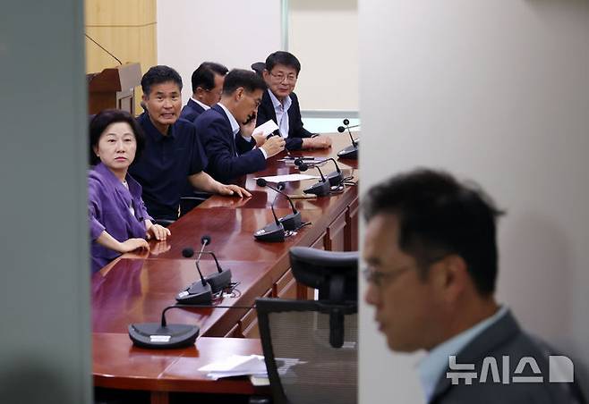 [서울=뉴시스] 고승민 기자 = 더불어민주당 국회 농해수위 의원들이 24일 서울 여의도 국회 의원회관에서 송미령 농림축산식품부 장관 유임 관련 우상호 정무수석과 면담 전 모여 대화하고 있다. 2025.06.24. kkssmm99@newsis.com