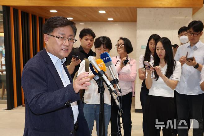 [서울=뉴시스] 고승민 기자 = 김성환 환경부 장관 후보자가 24일 서울 여의도 이룸센터에 마련된 후보자 사무실로 출근하던 중 취재진 질문에 답하고 있다. 2025.06.23. kkssmm99@newsis.com
