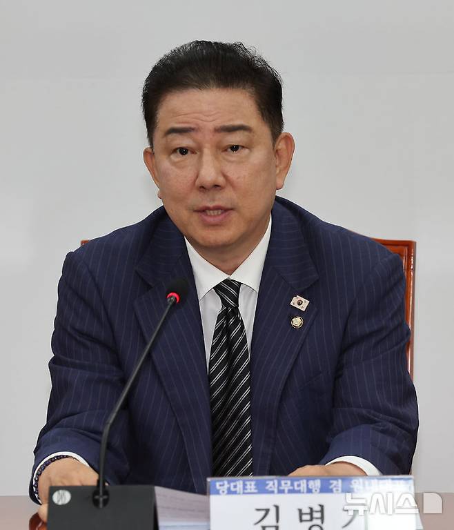 [서울=뉴시스] 김명년 기자 = 김병기 더불어민주당 대표 직무대행 겸 원내대표가 24일 오전 서울 여의도 국회에서  열린 물가대책TF 출범식에서 발언하고 있다. 2025.06.24. kmn@newsis.com