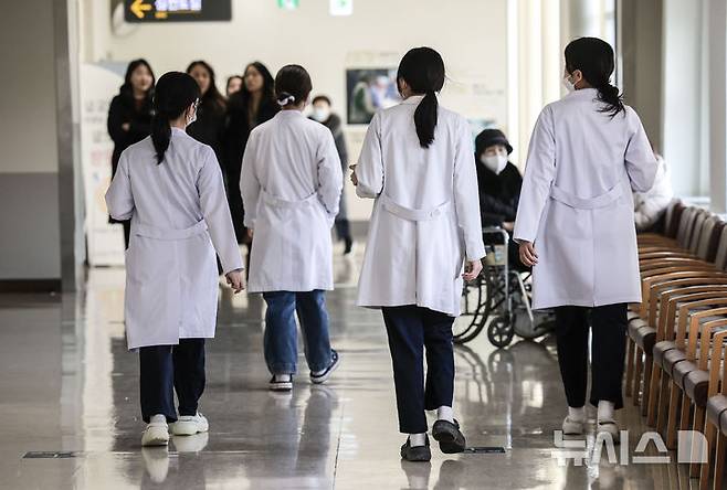 [서울=뉴시스] 정병혁 기자 = 7일 서울시내 대학병원에서 의료진이 이동하고 있다. 올해 상반기 전공의 추가 모집이 다음 주 시작된다. 2025.02.07. jhope@newsis.com