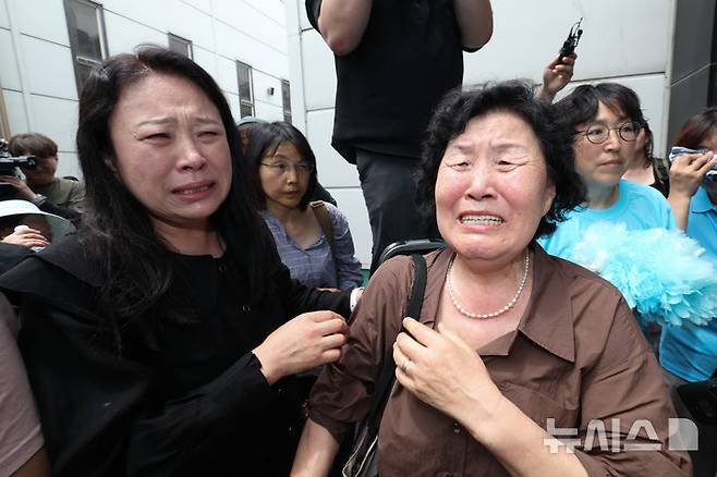 [화성=뉴시스] 김종택 기자 = 24일 오전 경기 화성시 전곡리 아리셀 참사 화재현장에서 열린 '아리셀 참사 1주기 현장 추모 위령제'에서 유가족들이 눈물을 흘리고 있다. (공동취재) 2025.06.24. photo@newsis.com