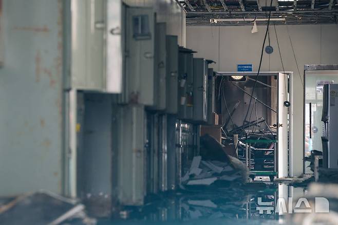 [화성=뉴시스] 김종택 기자 = 24일 오전 경기 화성시 전곡리 아리셀 참사 화재현장에서 열린 '아리셀 참사 1주기 현장 추모 위령제'에서 화재 건물 내부가 공개되어 있다. (공동취재) 2025.06.24. photo@newsis.com