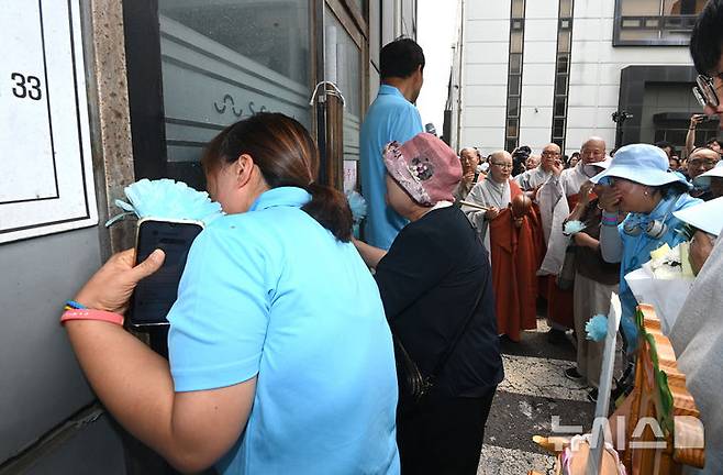 [화성=뉴시스] 김종택 기자 = 24일 오전 경기 화성시 전곡리 아리셀 참사 화재현장에서 열린 '아리셀 참사 1주기 현장 추모 위령제'에서 유가족들이 오열하고 있다. (공동취재) 2025.06.24. photo@newsis.com