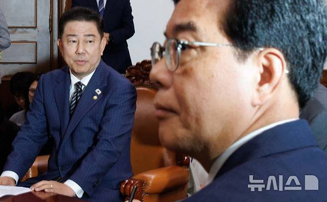 [서울=뉴시스] 김금보 기자 = 김병기 더불어민주당 대표 직무대행 겸 원내대표가 24일 오전 서울 여의도 국회에서 우원식 국회의장 주재로 열린 양당 원내대표 회동에서 발언하고 있다. (공동취재) 2025.06.24. photo@newsis.com