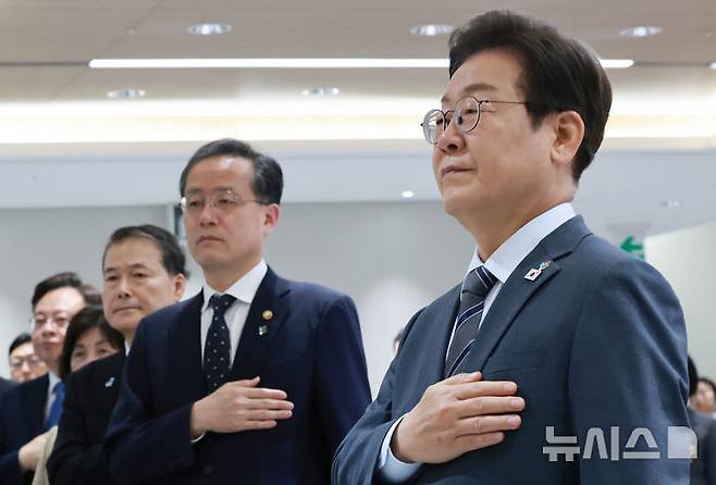 [서울=뉴시스] 고범준 기자 = 이재명 대통령이 24일 서울 용산 대통령실 청사에서 열린 국무회의에서 국기에 경례를 하고 있다. (대통령실통신사진기자단) 2025.06.24. bjko@newsis.com