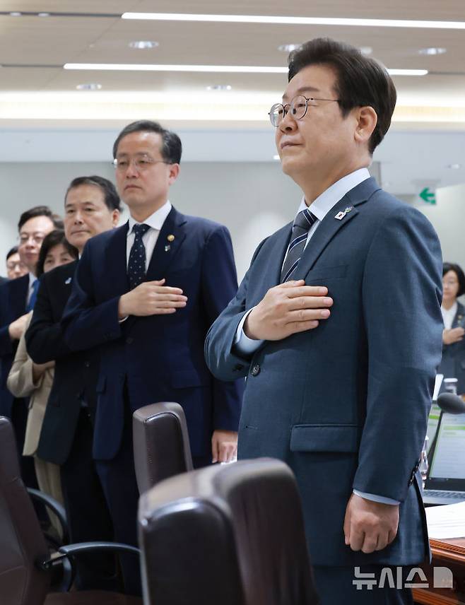 [서울=뉴시스] 고범준 기자 = 이재명 대통령이 24일 서울 용산 대통령실 청사에서 열린 국무회의에서 국기에 경례를 하고 있다. (대통령실통신사진기자단) 2025.06.24. bjko@newsis.com