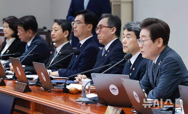 [서울=뉴시스] 고범준 기자 = 이재명 대통령이 24일 서울 용산 대통령실 청사에서 열린 국무회의에서 발언하고 있다. (대통령실통신사진기자단) 2025.06.24. bjko@newsis.com