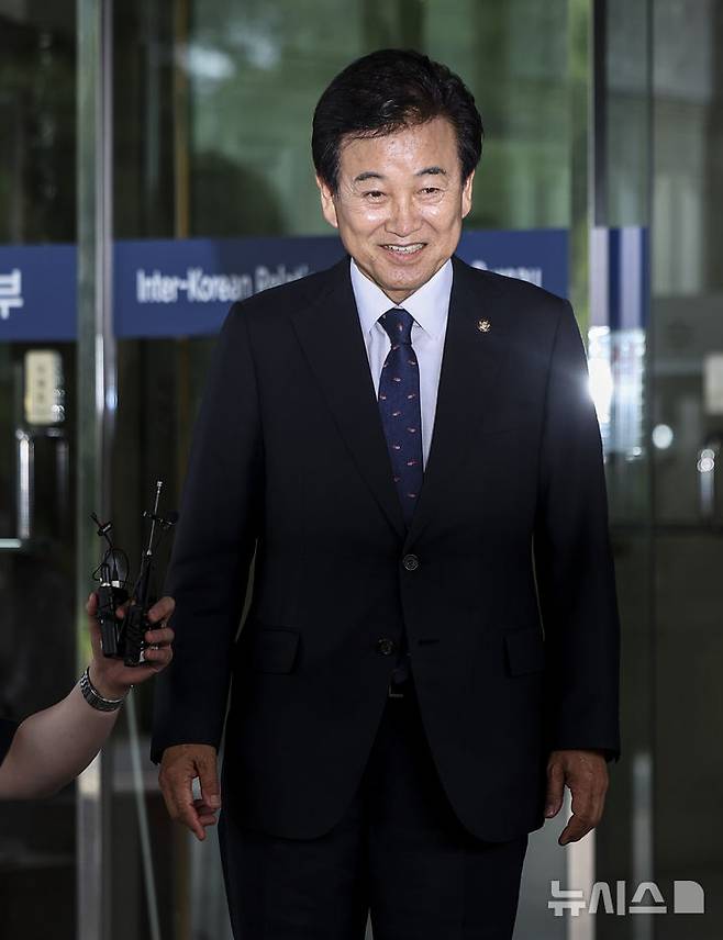 [서울=뉴시스] 김선웅 기자 = 정동영 통일부장관 후보자가 24일 서울 종로구 통일부 남북관계관리단에 마련된 인사청문회 준비 사무실로 출근하고 있다. 2025.06.24. mangusta@newsis.com