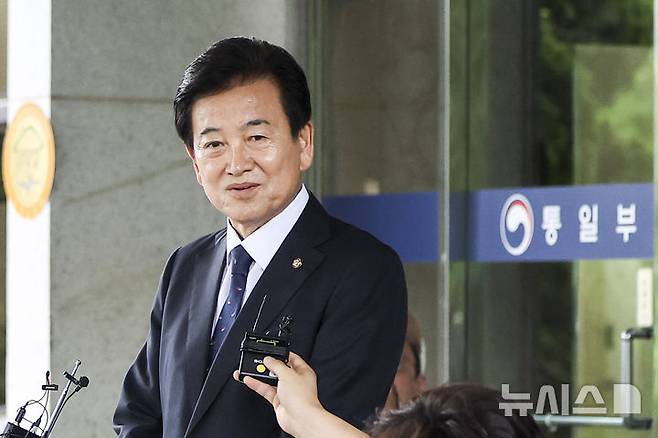 [서울=뉴시스] 김선웅 기자 = 정동영 통일부장관 후보자가 24일 서울 종로구 통일부 남북관계관리단에 마련된 인사청문회 준비 사무실로 출근하며 취재진의 질문에 답하고 있다. 2025.06.24. mangusta@newsis.com