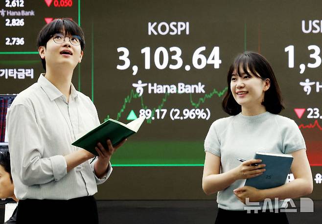[서울=뉴시스] 김진아 기자 = 코스피 3년 9개월 만에 3,100선 회복한 24일 서울 중구 하나은행 딜링룸에서 딜러들이 업무를 보고 있다. 코스피는 전 거래일(3014.47)보다 89.17포인트(2.96%) 오른 3103.64에, 코스닥 지수는 전 거래일(784.79)보다 16.14포인트(2.06%) 상승한 800.93에 거래를 종료했다. 2025.06.24. bluesoda@newsis.com