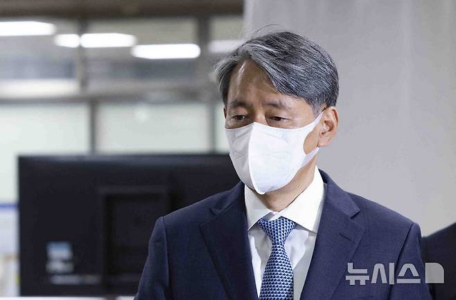 [서울=뉴시스] 김근수 기자 = '12·3 비상계엄' 사태 관련 내란중요임무종사 등 혐의로 기소된 조지호 전 경찰청장이 16일 오전 서울 서초구 서울중앙지방법원에서 열린 공판에 출석하고 있다 2025.04.16. ks@newsis.com