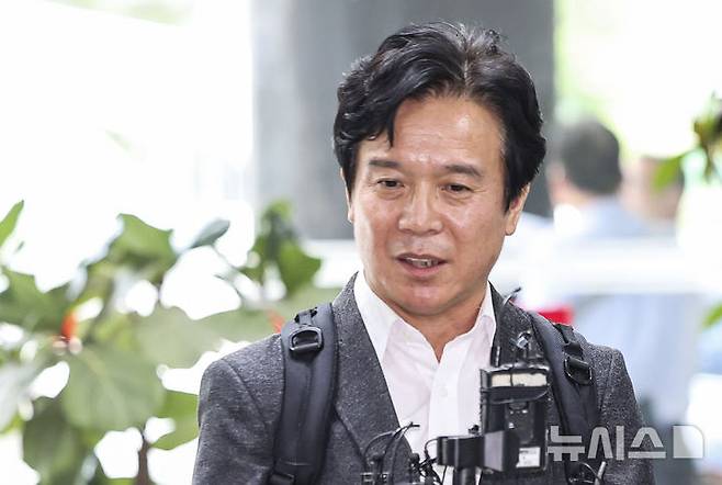 [서울=뉴시스] 김선웅 기자 = 김영훈 고용노동부 장관 후보자가 24일 서울 중구 서울지방고용노동청에 마련된 인사청문회 준비 사무실로 출근하며 취재진의 질문에 답하고 있다. 2025.06.24. mangusta@newsis.com