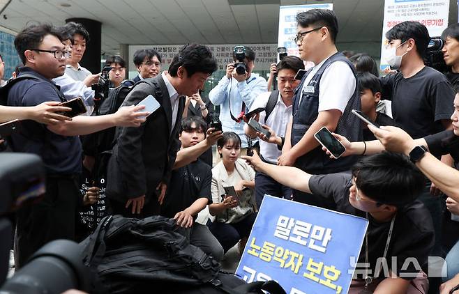 [서울=뉴시스] 김선웅 기자 = 김영훈 고용노동부 장관 후보자가 24일 서울 중구 서울지방고용노동청에 마련된 인사청문회 준비 사무실로 출근하며 인근에서 집회 중인 금속노조 김정봉 금속노조 서울지부 동부지역 부지회장 등 주얼리 노동조합원들과 만나 의견을 청취하고 있다. 2025.06.24. mangusta@newsis.com