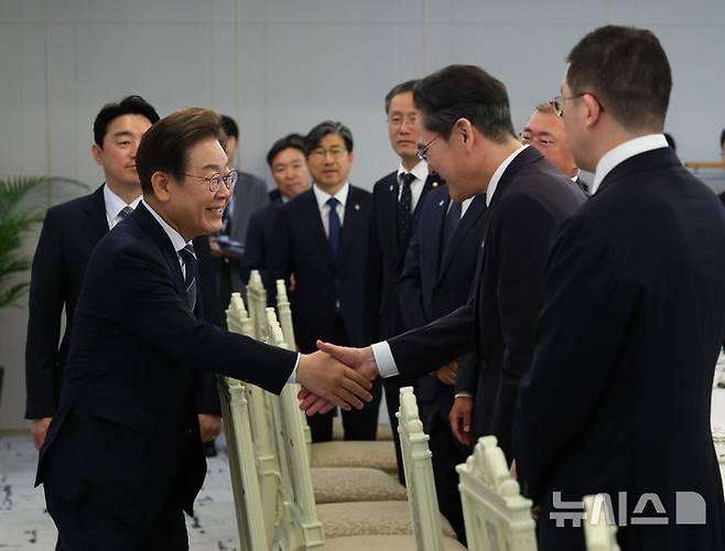 [서울=뉴시스] 최진석 기자 = 이재명 대통령이 지난 13일 서울 용산 대통령실에서 열린 6경제단체와 기업인 간담회에 입장하며 이재용 삼성전자 회장과 악수하고 있는 모습. 2025.06.13. myjs@newsis.com