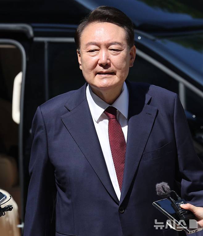 [서울=뉴시스] 사진공동취재단 =12·3 비상계엄 사태를 수사하는 내란 특검(특별검사 조은석)이 윤석열 전 대통령에 대해 구속영장을 청구했다. 윤석열 전 대통령이 23일 서울 서초구 서울중앙지방법원에서 열린 내란 우두머리 혐의·직권남용 권리행사 방해 혐의 사건 8차 공판에 출석하고 있다. 2025.06.23. photo@newsis.com