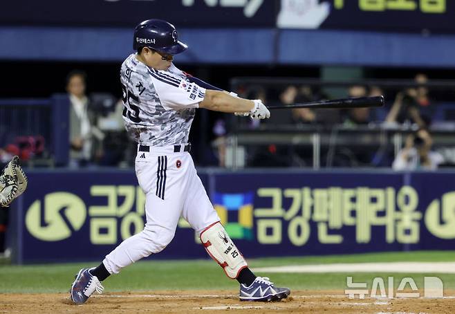 [서울=뉴시스] 홍효식 기자 = 지난 4일 서울 송파구 잠실야구장에서 열린 2025 KBO리그 KIA 타이거즈와 두산 베어스의 경기, 5회말 2사 주자없는 상황 두산 양의지가 솔로 홈런을 치고 있다. 2025.06.04. yesphoto@newsis.com