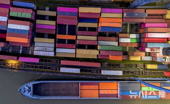 [프랑크푸르트=AP/뉴시스] 독일 프랑크푸르트 항구에서 컨테이너들이 선적을 기다리고 있다. 자료사진. 2025.06.24