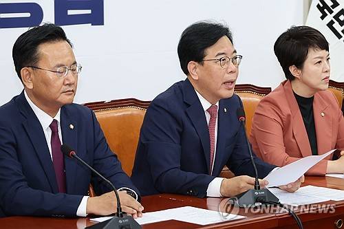 발언하는 국민의힘 송언석 원내대표 (서울=연합뉴스) 김주성 기자 = 국민의힘 송언석 원내대표(가운데)가 24일 서울 여의도 국회에서 열린 원내대책회의에서 발언하고 있다. 2025.6.24 utzza@yna.co.kr