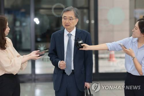 질문에 답하는 조현 외교부 장관 후보자 (서울=연합뉴스) 김인철 기자 = 조현 외교부 장관 후보자가 24일 서울 종로구에 마련된 인사청문회 준비 사무실로 출근하며 취재진 질문에 답하고 있다. 2025.6.24 yatoya@yna.co.kr