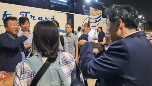 대피한 이스라엘 한인동포들 맞이하는 이집트 한인동포들 대피한 이스라엘 한인동포들 맞이하는 이집트 한인동포들     (서울=연합뉴스) 이스라엘에 체류하던 한국 국민 44명과 미국 국적 재외동포 1명이 23일(현지시간) 정부에서 제공한 버스를 이용해 이집트에 무사히 도착했다고 외교부가 밝혔다. 이번 대피는 재이스라엘한인회, 주이스라엘대사관, 주이집트대사관, 재이집트한인회 간 긴밀한 공조 아래 이뤄졌다고 외교부는 전했다.      23일(현지시간) 이집트 카이로에 도착한 이스라엘 한인동포들을 이집트 한인동포들이 맞이하고 있다. 2025.6.24   [독자 제공. 재판매 및 DB 금지]     photo@yna.co.kr (끝)   <저작권자(c) 연합뉴스, 무단 전재-재배포, AI 학습 및 활용 금지>