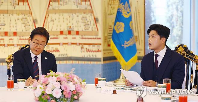 (서울=연합뉴스) 한상균 기자 = 이재명 대통령이 22일 서울 한남동 관저에서 열린 여야 지도부와의 오찬 회동에서 국민의힘 김용태 비상대책위원장의 발언을 듣고 있다. 2025.6.22 xyz@yna.co.kr 연합뉴스