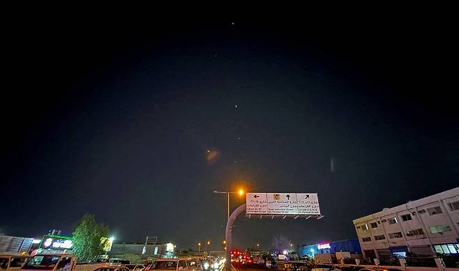 23일(현지시간) 이란이 보복 공격을 했다고 밝힌 이후 카타르 도하 하늘에 발사체 흔적이 보이고 있다. 연합뉴스