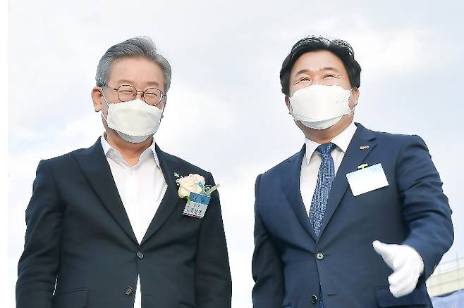 이재명 대통령(당시 경기지사)와 임병택 시장이 웨이브파크 개장식 행사에서 함께 하고 있는 모습. 시흥시 제공